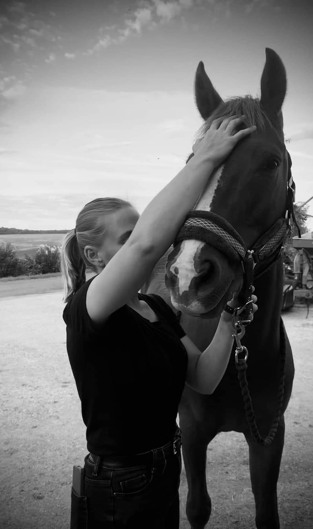 Manon Cibick avec un cheval, portrait noir et blanc