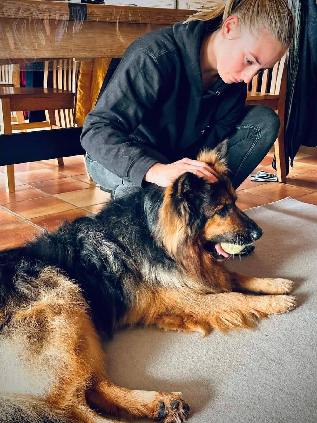 Manon Cibick avec un berger allemand