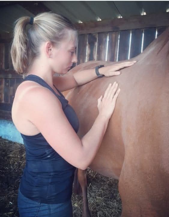 Manon Cibick soignant un cheval
