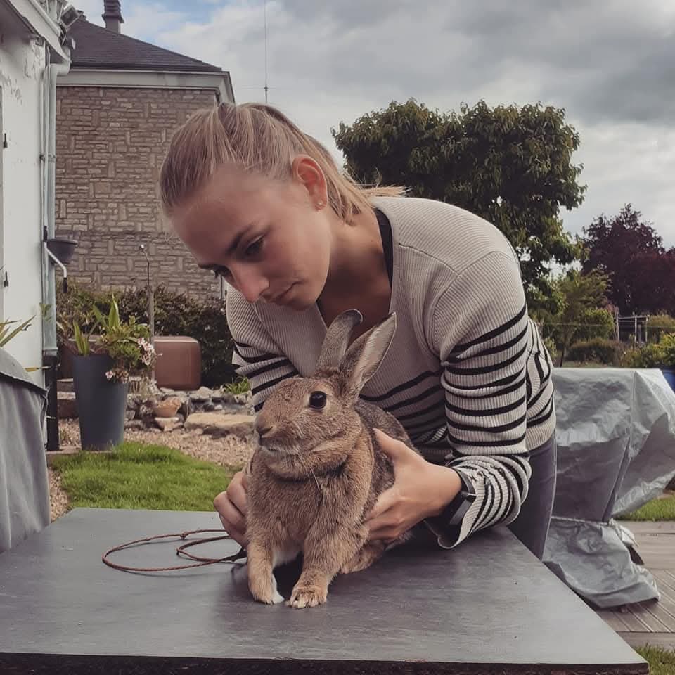 Manon Cibick avec un lapin